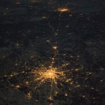 Отечественные туристы, предпочитающие самостоятельное путешествие по стране, выбирают Москву и Санкт-Петербург